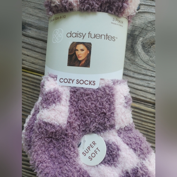 🌹Daisy Fuentes 3 Pack Fuzzy Socks Size 4-10 - Picture 3 of 9